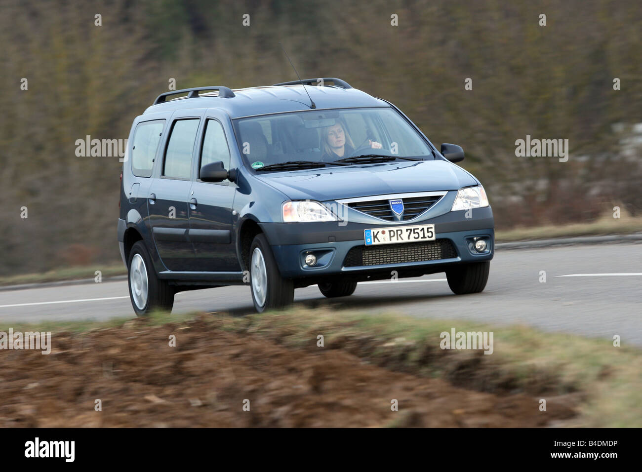 Dacia Logan MCV Lauréate 1.5 dCi, l'année de modèle 2008-, l'anthracite, la conduite, la diagonale de l'avant, route de campagne Banque D'Images
