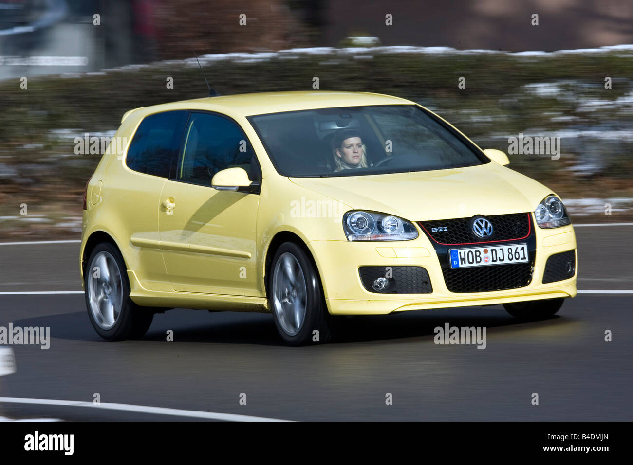 Volkswagen VW GTI-Pirelli-Golf, l'année de modèle 2008-, jaune, la conduite, la diagonale de l'avant, vue frontale, country road Banque D'Images