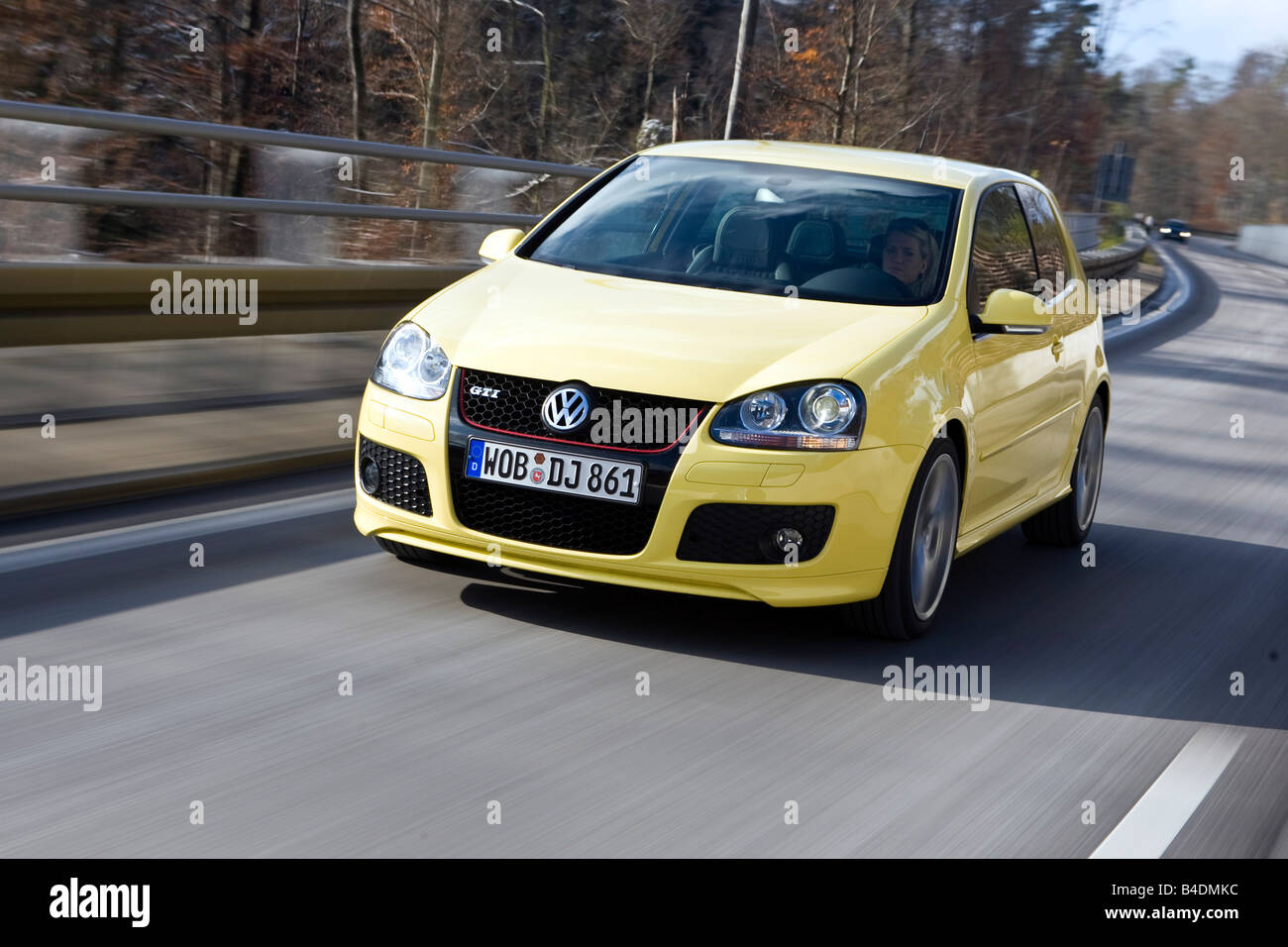 Volkswagen VW GTI-Pirelli-Golf, l'année de modèle 2008-, jaune, la conduite, la diagonale de l'avant, vue frontale, country road Banque D'Images