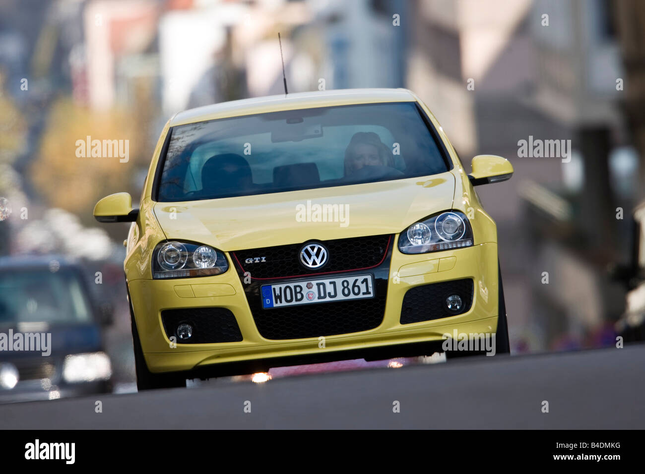 Volkswagen VW GTI-Pirelli-Golf, l'année de modèle 2008-, jaune, la conduite, la diagonale de l'avant, vue frontale, Ville Banque D'Images