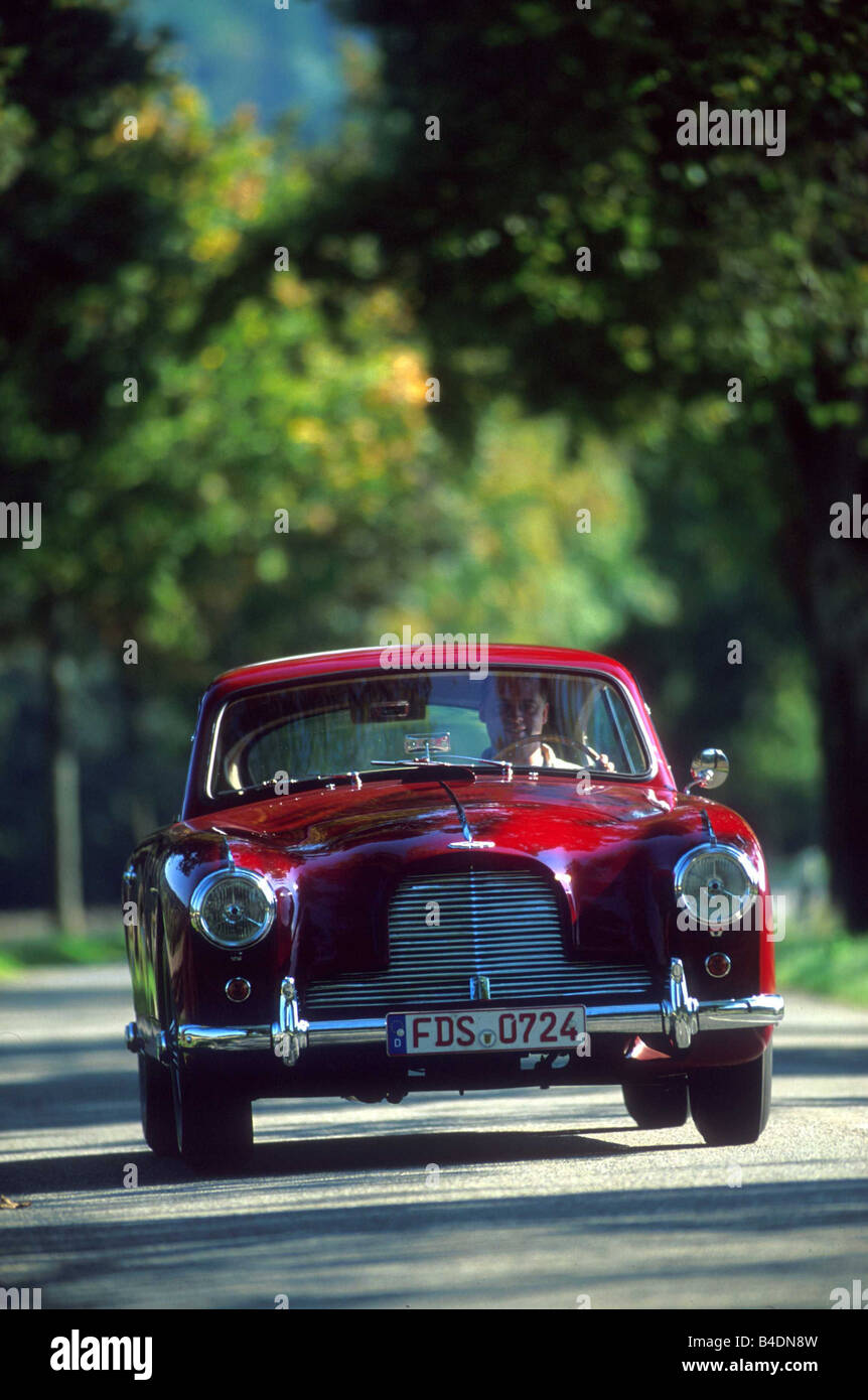 Voiture, Aston Martin DB2/4 MK I, 2,9 ls, Limousine, l'année de modèle 1954-1956, rouge, conduite, Avenue, vue frontale, Vintage, 1950 env. Banque D'Images