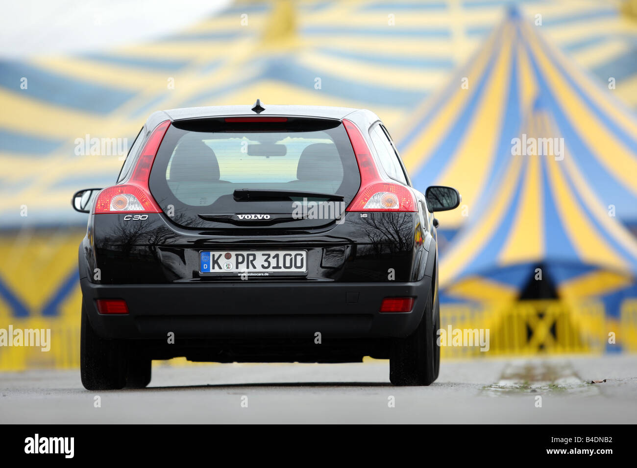 Volvo C30 1.6 Kinetic1, l'année de modèle 2006-, rouge, la conduite, la diagonale de l'arrière, arrière, vue sur la ville Banque D'Images