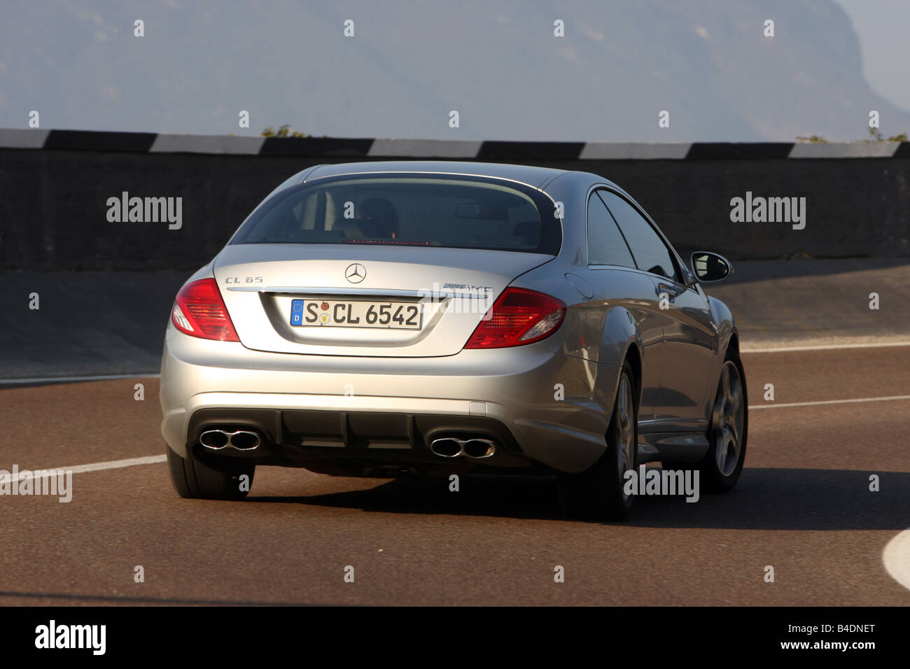 Mercedes CL 65 AMG, l'année de modèle 2008, d'argent, la conduite, la  diagonale de l'arrière, vue arrière, country road Photo Stock - Alamy