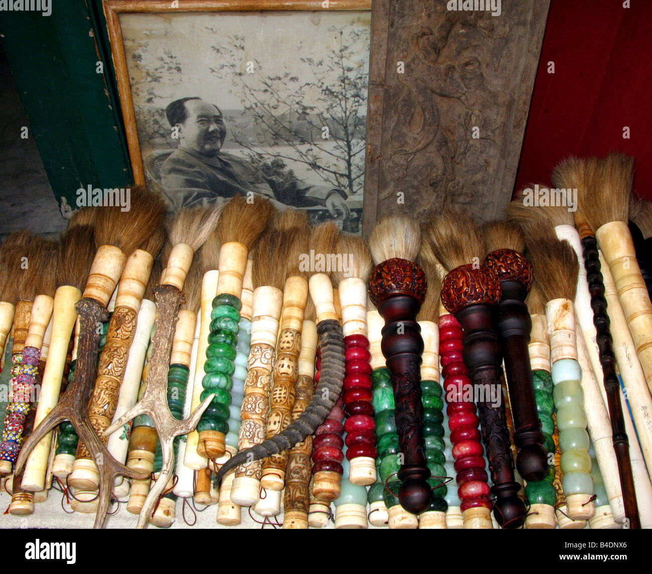 Pinceaux chinois et photo de Mao à vendre au marché aux puces de Panjiayuan à Pékin, Chine Banque D'Images