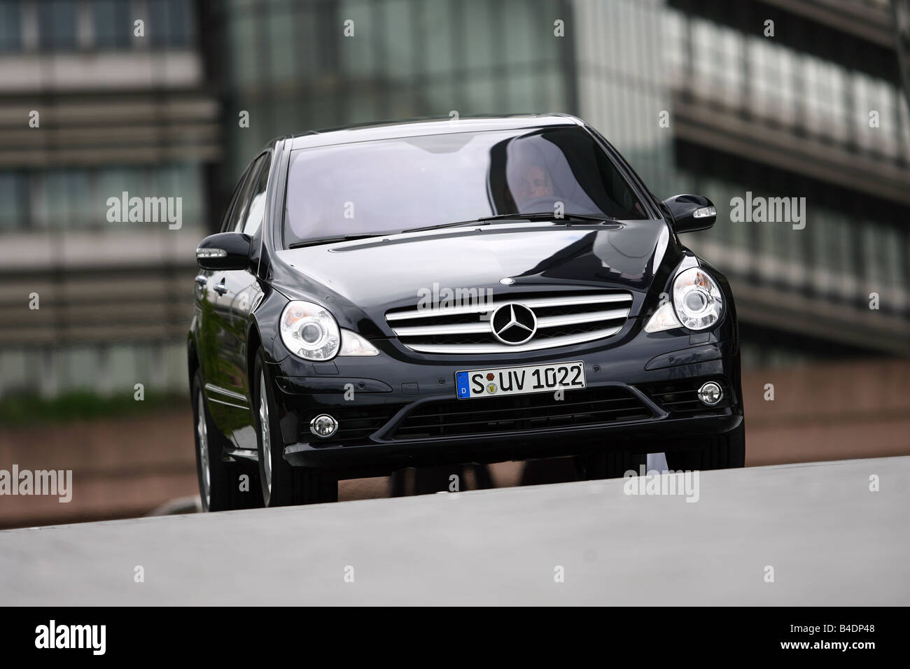 Mercedes R 280, 2005- noir, la conduite, la diagonale de l'avant, vue frontale, Ville Banque D'Images