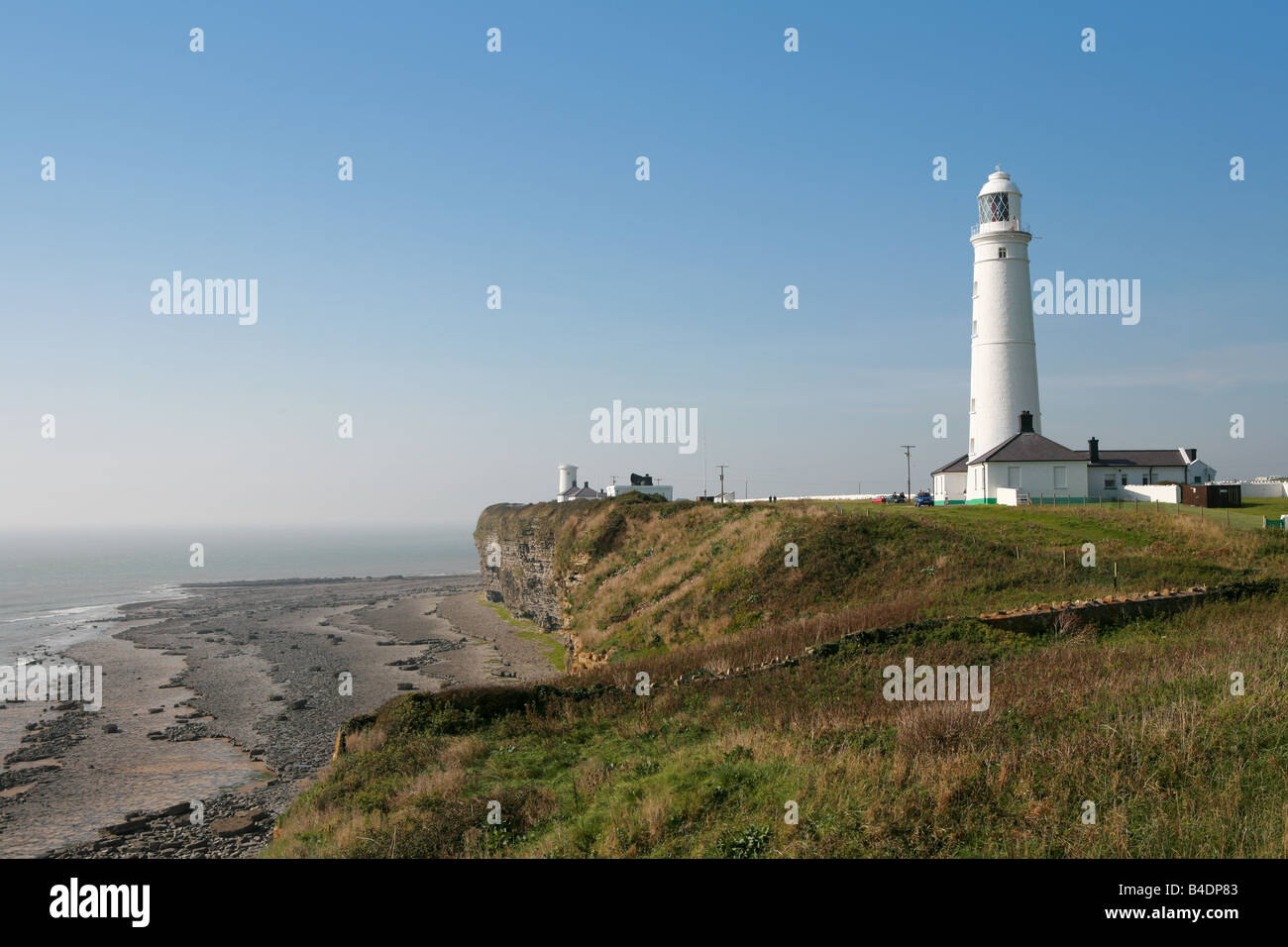Nash Point Lighthouse chemin côtier du Glamorgan donnant sur le canal de Bristol près de Marcross Wales UK Banque D'Images