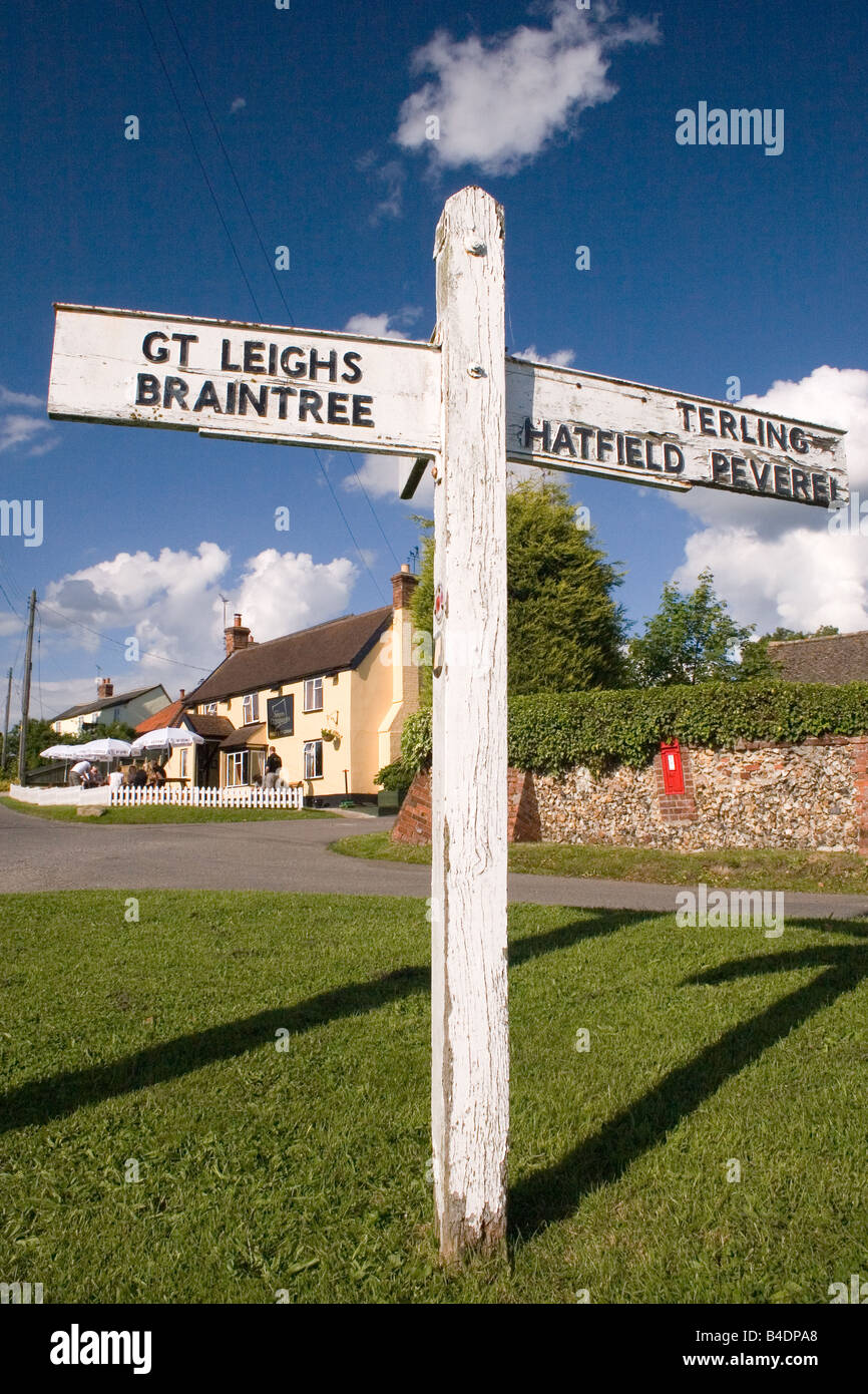 Panneau en bois de village et le carré pub Boussole Fairstead Angleterre Essex Banque D'Images