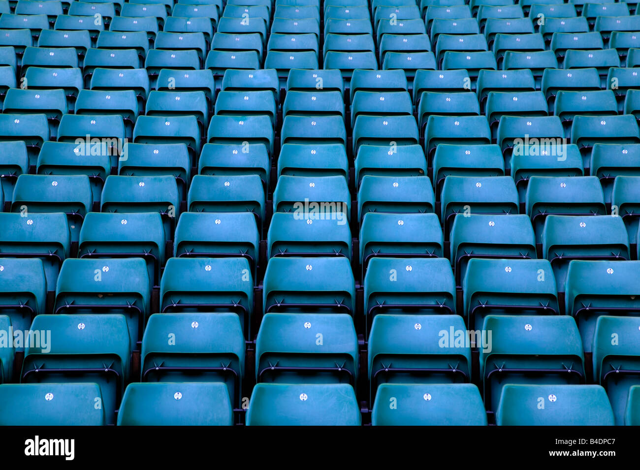 Des rangées de sièges bleus vides dans un stade Banque D'Images