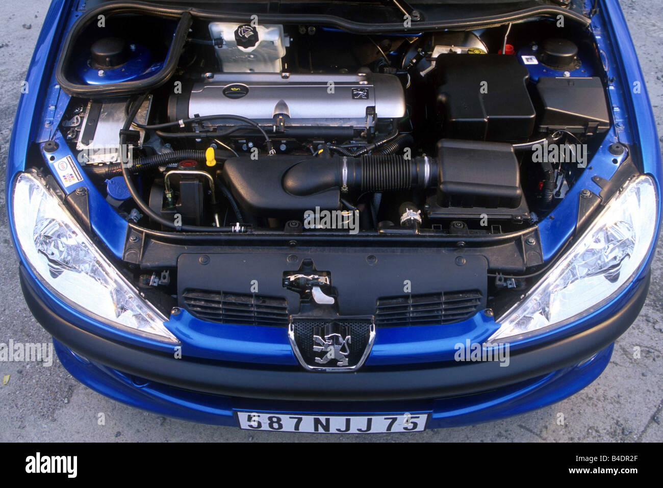 Voiture, Peugeot 206 CC, cabriolet, l\u0027année de modèle 2000,, bleu, vue dans le compartiment moteur, moteur, la technique/accessoire, accessoires