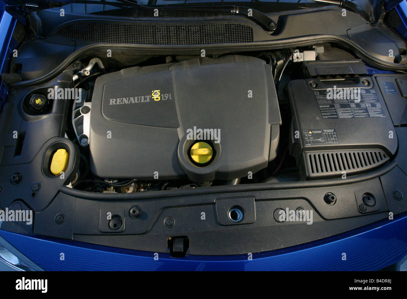 Voiture, Renault Mégane 1.9 dCi, Megane, limousine, en bas au milieu de la  classe de taille moyenne, l'année de modèle 2000-, bleu, vue dans le  compartiment moteur, en Photo Stock - Alamy