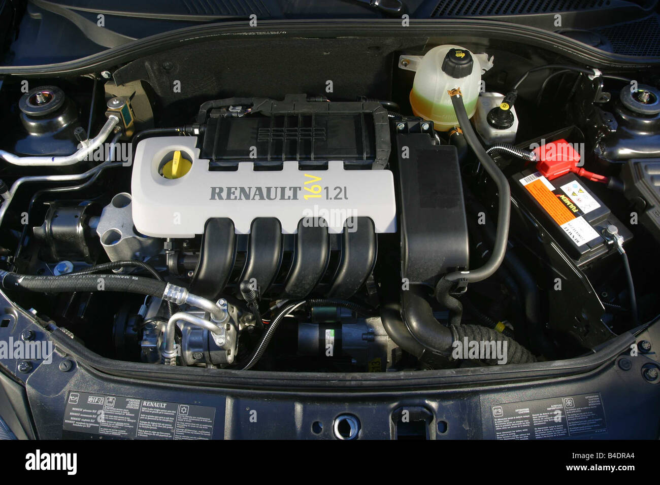 Location, Renault Clio 1.2 16V, petites env., Limousine, modèle année  2001-, noir, vue dans le compartiment moteur, moteur, la technique/acce  Photo Stock - Alamy