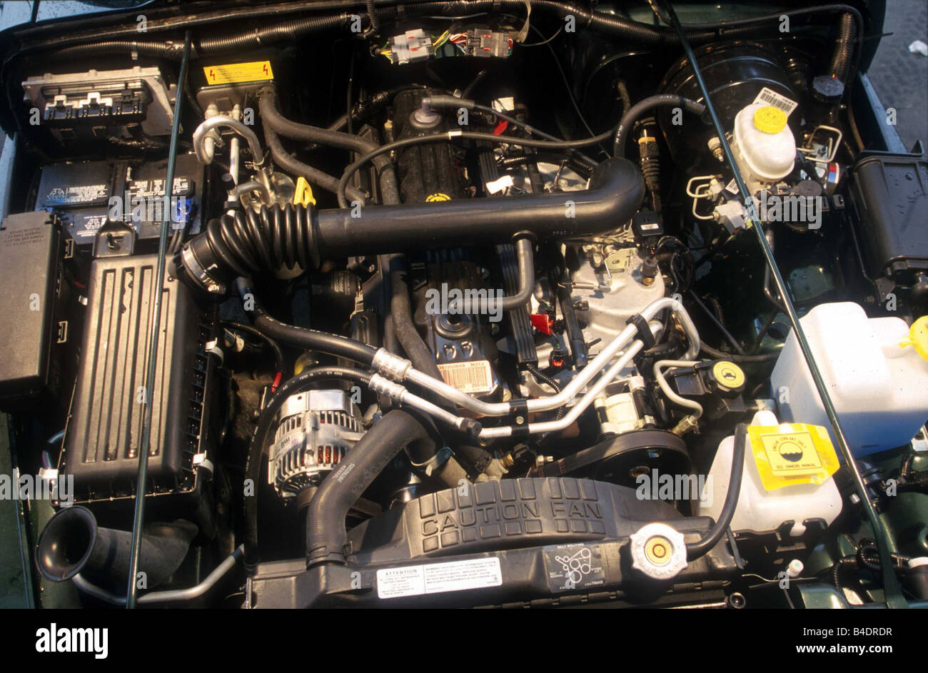 Voiture, Chrysler Jeep Wrangler 4.0, cross country de l'année modèle 1996,  véhicule, d'une vue dans le compartiment moteur, le moteur,  l'accesseur/technique Photo Stock - Alamy