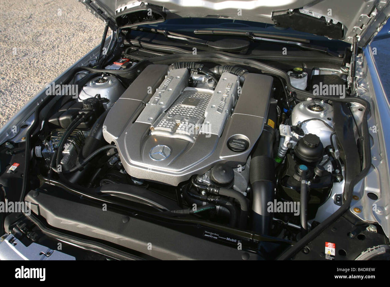 Voiture, Mercedes SL 55 AMG, convertibles, l'année de modèle 2002,  d'argent, vue dans le compartiment moteur, moteur, la technique/accessoire,  accesso Photo Stock - Alamy