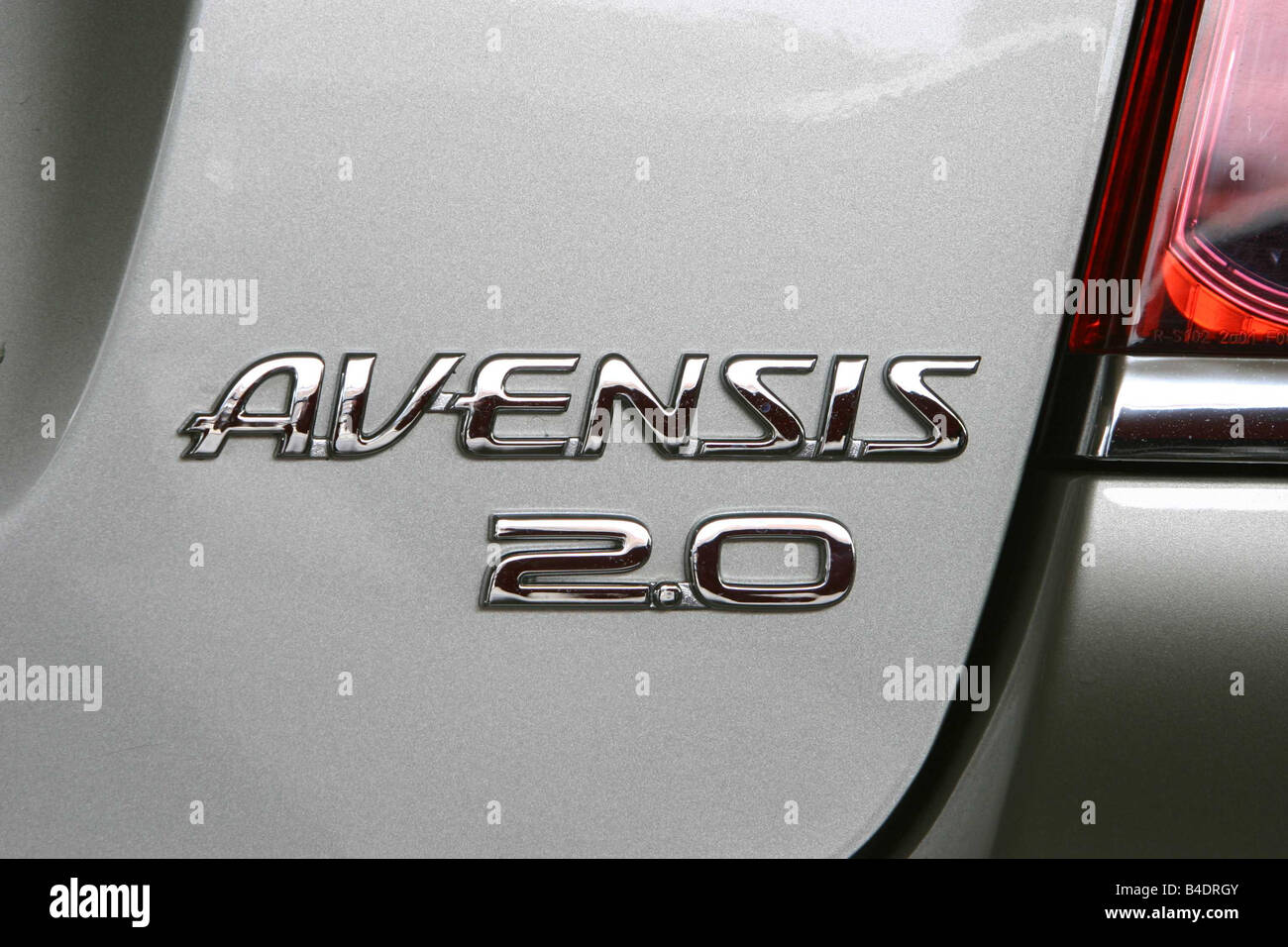 Voiture, Avensis, l'année de modèle 2003-, Limousine, la classe moyenne, l'argent, vue détaillée, le nom du modèle Banque D'Images