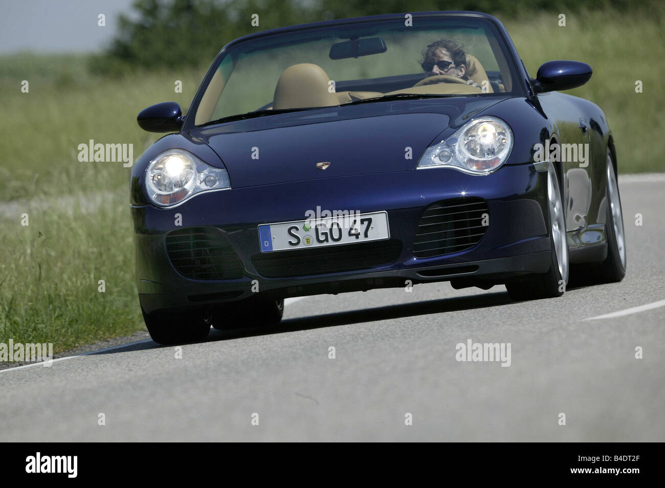 Voiture, Porsche Carrera 4S Cabriolet, bleu, open top, conduite, route de campagne, la diagonale de l'avant, vue de face Banque D'Images