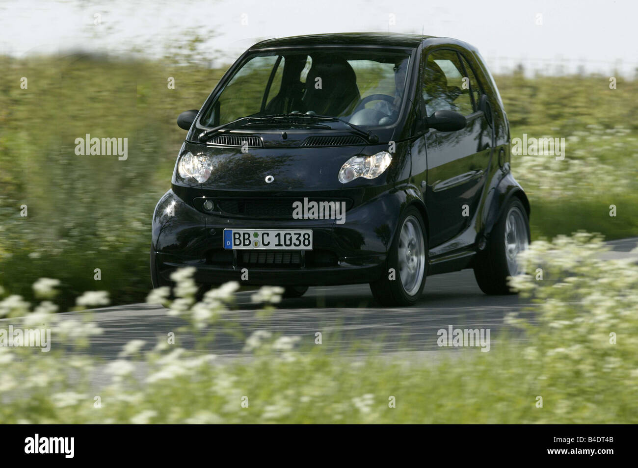 Voiture, Brabus Smart, Miniapprox.s, coupé, noir, le réglage, la conduite, la route de campagne, la diagonale de l'avant, vue de face Banque D'Images