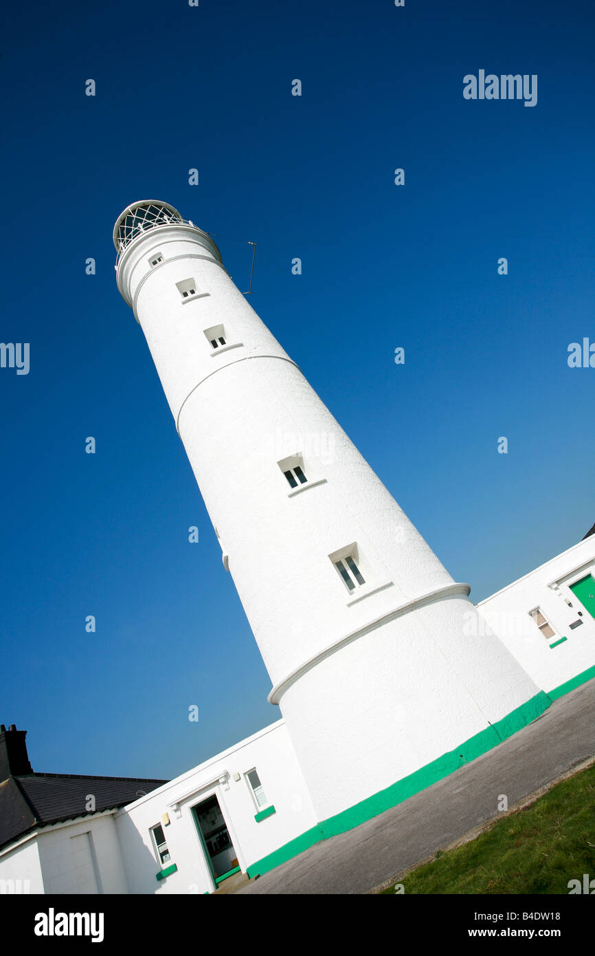 Nash Point Lighthouse sur chemin côtier du Glamorgan donnant sur le canal de Bristol de l'angle de vue inhabituel Wales UK Banque D'Images