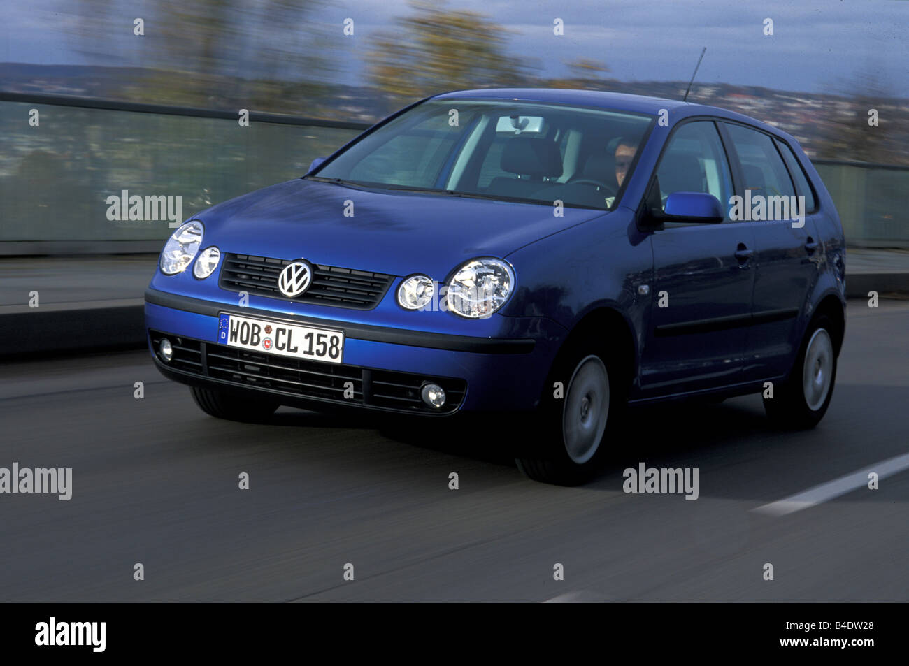 Voiture, VW VOLKSWAGEN Polo Trendline 1.4 16V, Limousine, petite env.,  bleu, l'année de modèle 2002-, la conduite, la diagonale de l'avant, F  Photo Stock - Alamy