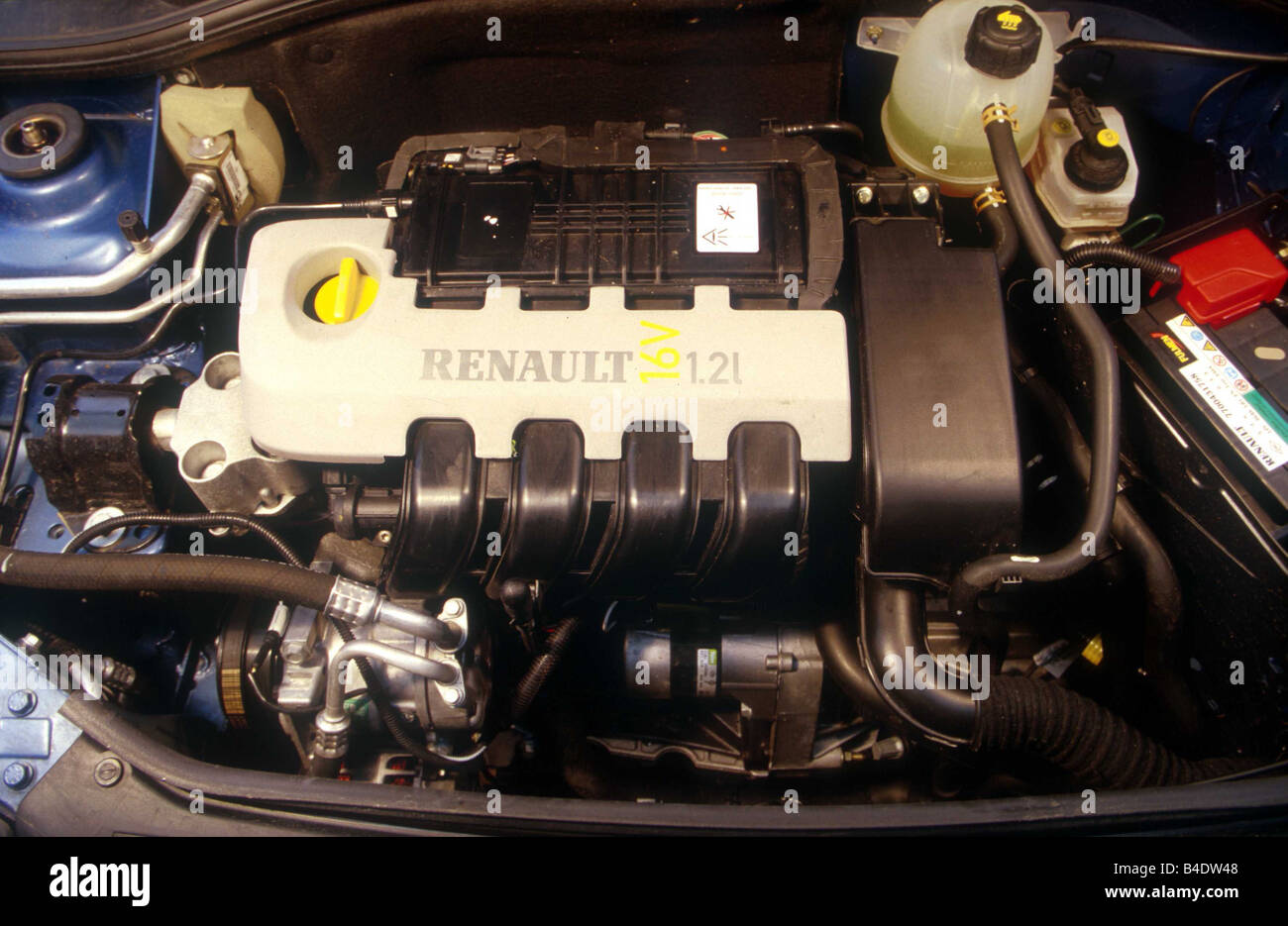 Location, Renault Clio 1.2 16v Dynamique, petite env., Limousine, l'année  de modèle 2001-, bleu, vue dans le compartiment moteur, moteur, techn Photo  Stock - Alamy