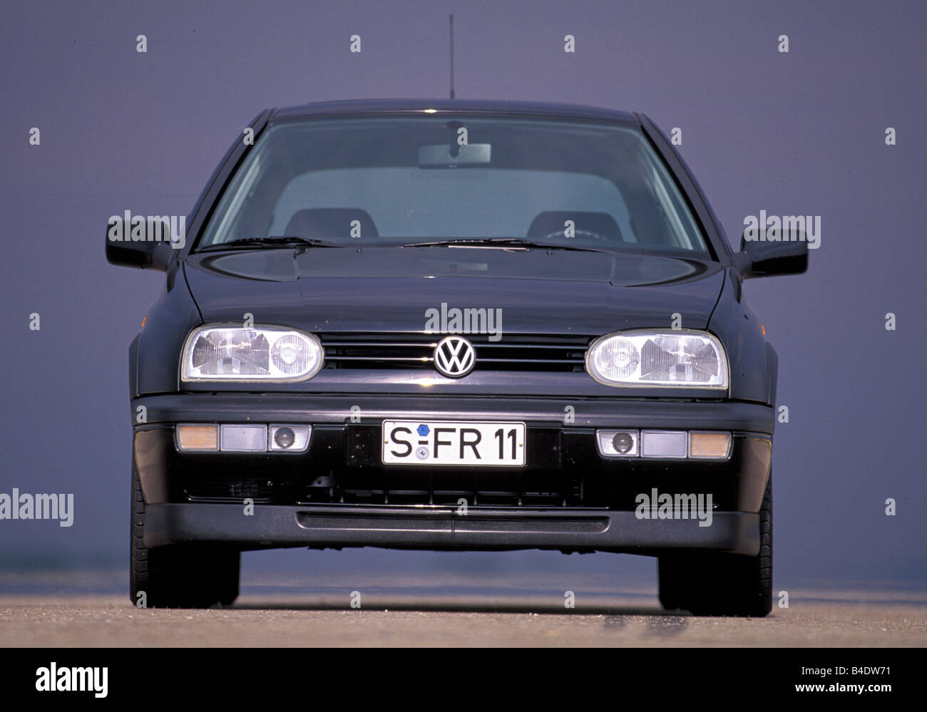 Voiture, VW Volkswagen Golf III, limousine, en bas au milieu de la classe de taille moyenne, bleu foncé, l'année de modèle 1991 à 1997, Comité permanent, soutenir, d'avant vi Banque D'Images