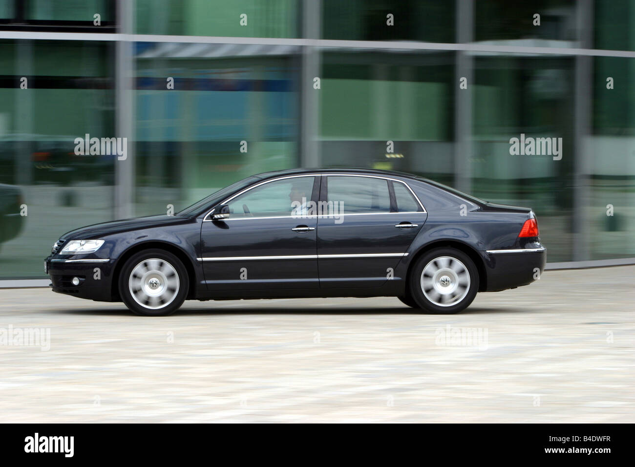 Voiture, VW Volkswagen Phaeton V10 TDI, Limousine, Bateau environ s, l'année de modèle 2002-, noir, conduite, Ville, vue latérale Banque D'Images