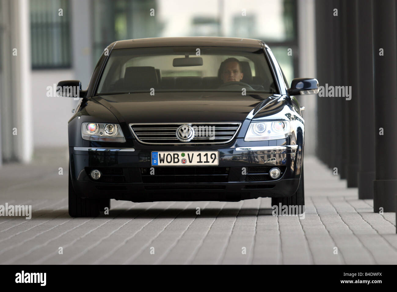Voiture, VW Volkswagen Phaeton V10 TDI, Limousine, Bateau environ s, l'année de modèle 2002-, noir, conduite, Ville, vue avant Banque D'Images