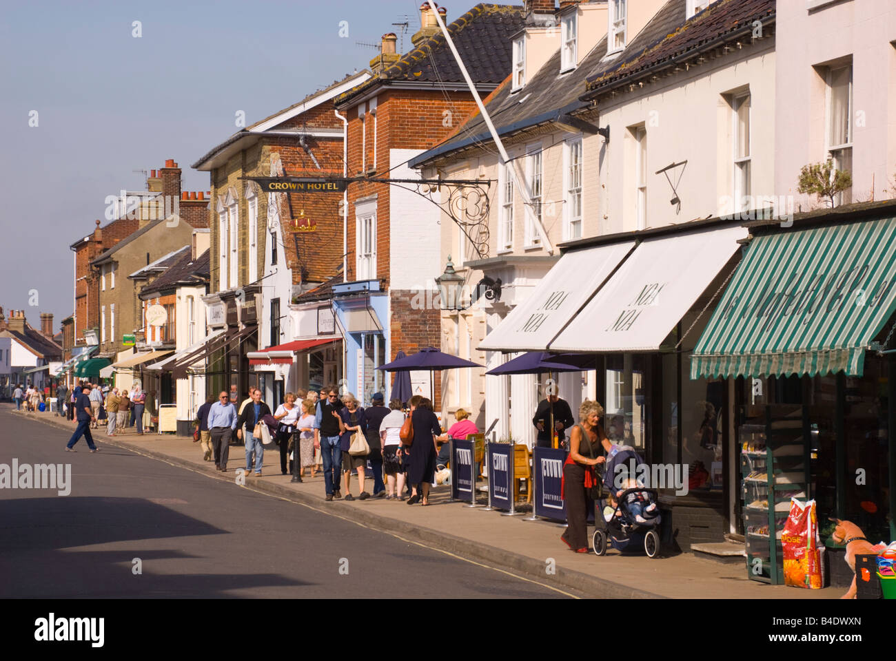 Les gens à monter la grande rue, à Southwold, Suffolk, UK Banque D'Images