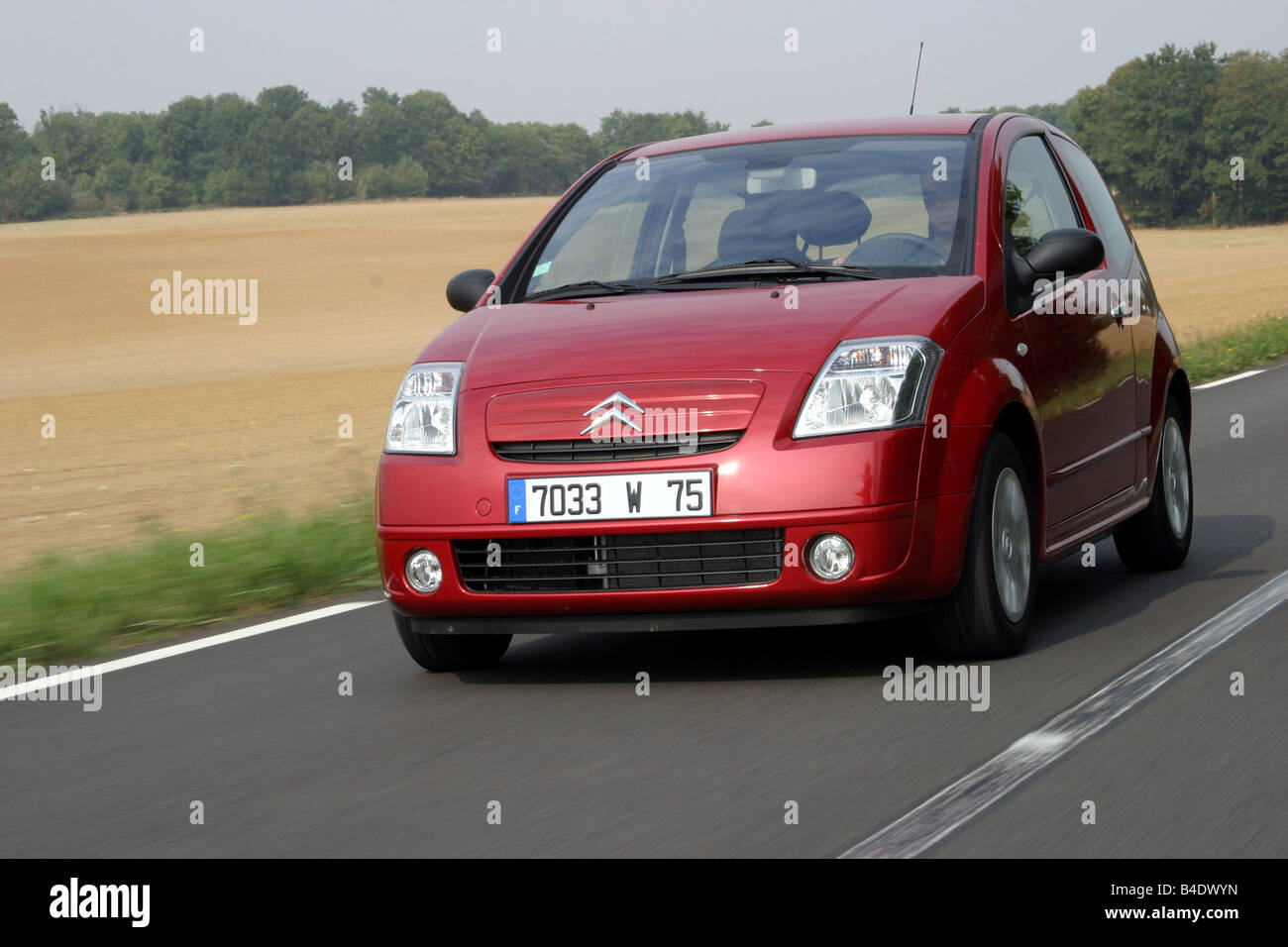 Voiture, Citroen C2, Miniapprox.s, Limousine, l'année de modèle 2003-, la conduite, la diagonale de l'avant, vue frontale, country road Banque D'Images