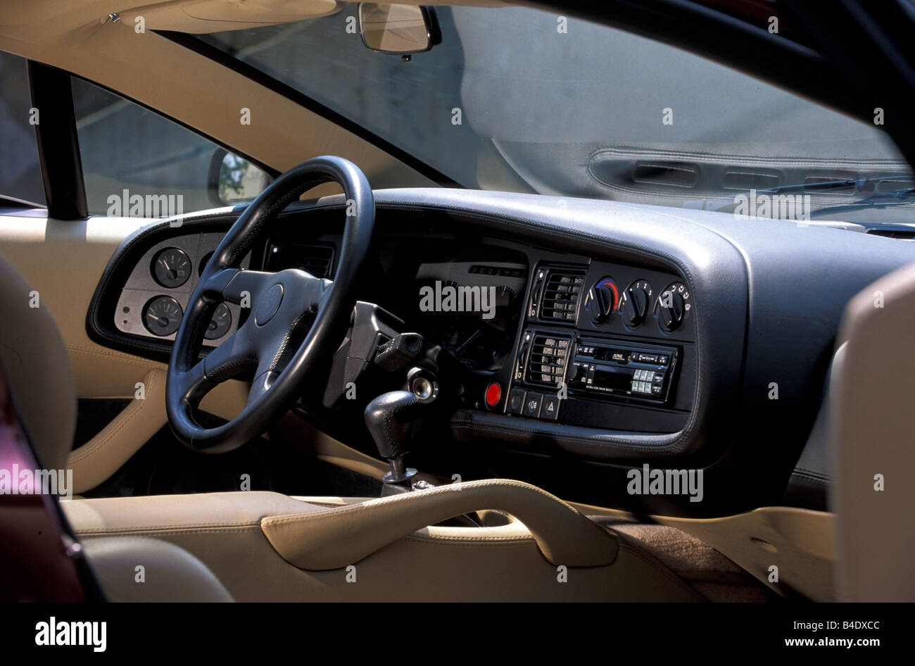 Voiture, Jaguar XJ 220, l'année de modèle 1994, vin-rouge-métalliques, coupé/cabriolet, roadster, vue de l'intérieur, vue de l'intérieur, l'habitacle, la technique/ Banque D'Images