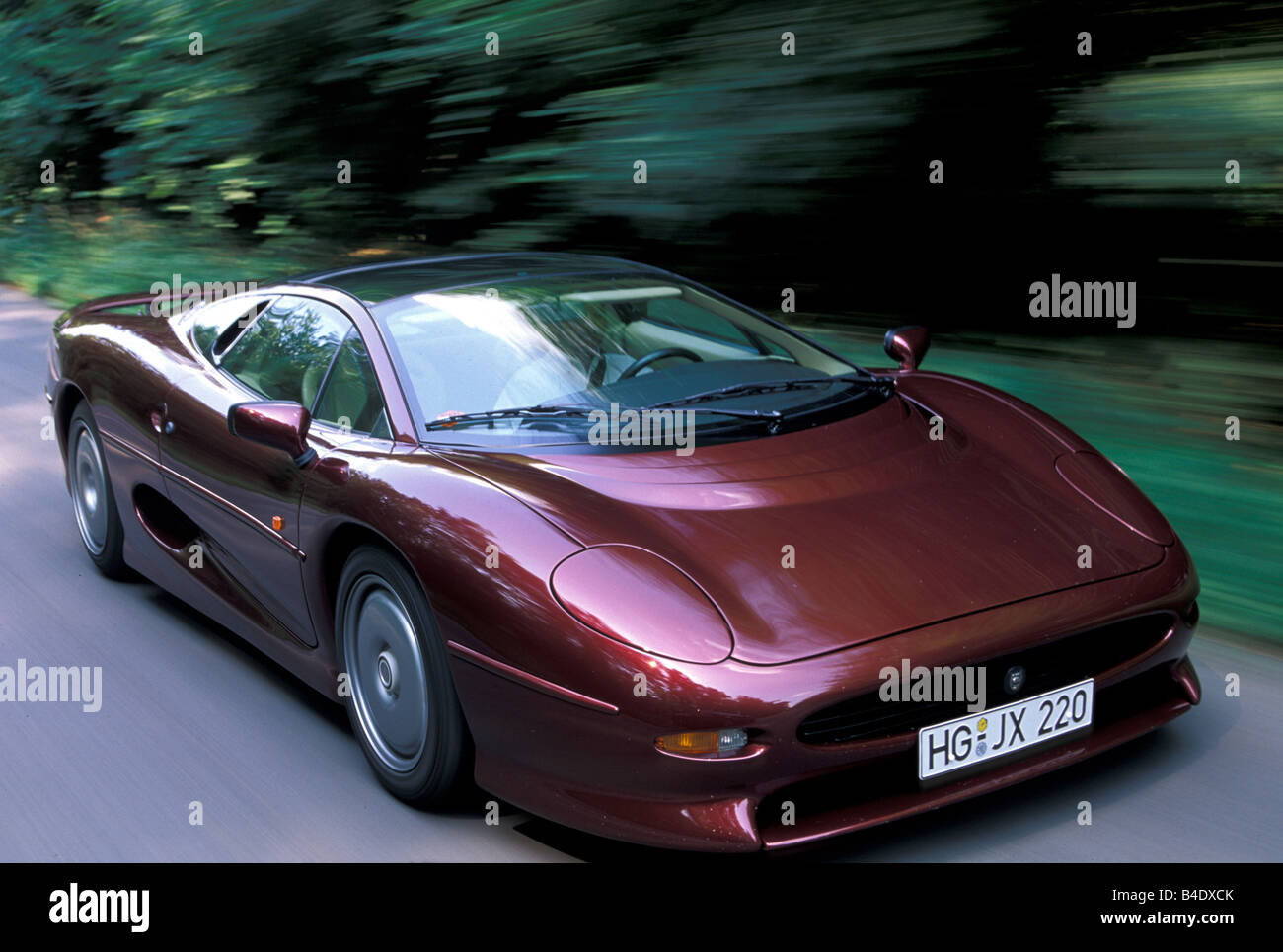 Voiture, Jaguar XJ 220, l'année de modèle 1994, vin-rouge-métalliques, coupé/cabriolet, roadster, la conduite, la diagonale de l'avant, vue frontale, c Banque D'Images