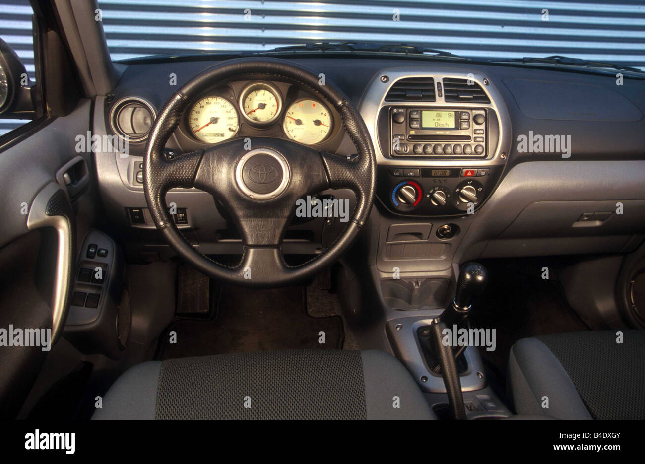 Voiture, Toyota RAV4 D-4D, cross country, véhicule-métalliques vert foncé,  l'année de modèle 2000-, vue de l'intérieur, vue de l'intérieur,  l'habitacle, tech Photo Stock - Alamy