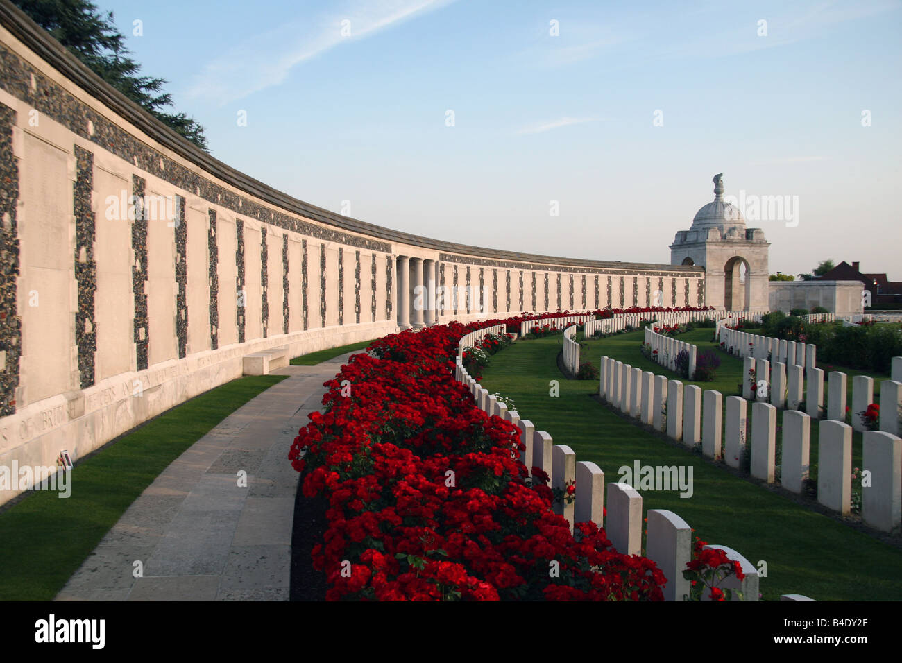 La vue sur des pierres tombales dans le cimetière de Tyne Cot du Commonwealth à Zonnebeke, Belgique. Banque D'Images La vue sur des pierres tombales dans le cimetière de Tyne Cot du Commonwealth à Zonnebeke, Belgique. Banque D'Images