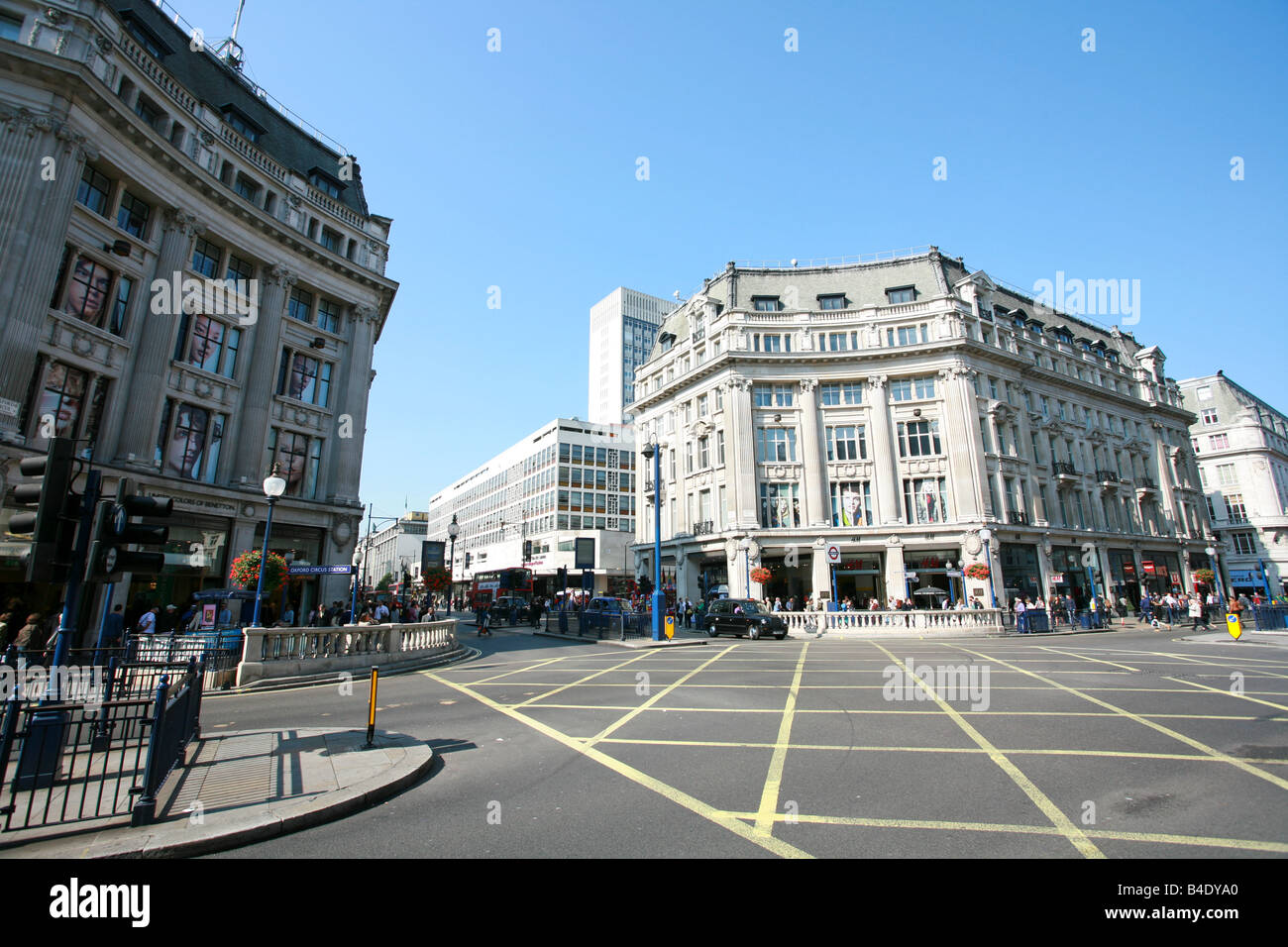 Les touristes shopping dans Oxford Circus où Oxford Street et Regent Street cross, grands magasins de détail Londres Royaume-uni district Banque D'Images