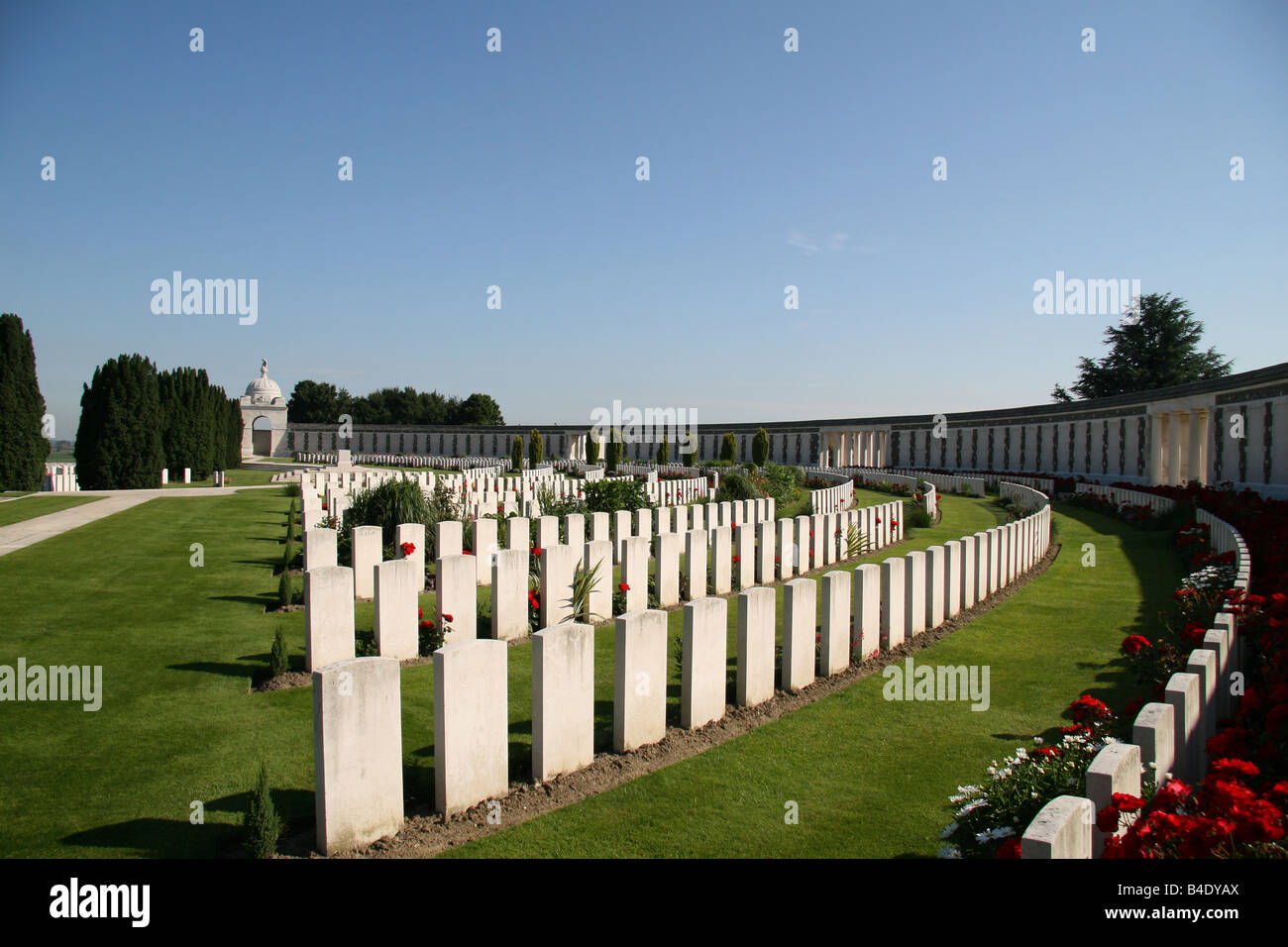 La vue au nord à travers des pierres tombales dans le cimetière de Tyne Cot du Commonwealth à Zonnebeke, Belgique. Banque D'Images La vue au nord à travers des pierres tombales dans le cimetière de Tyne Cot du Commonwealth à Zonnebeke, Belgique. Banque D'Images