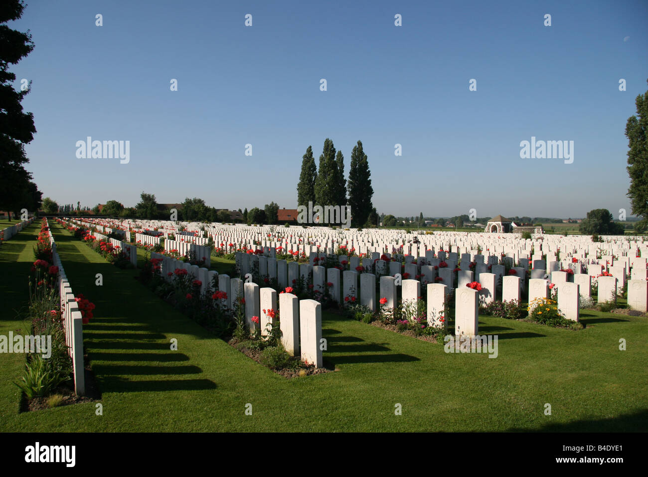 Voir l'ensemble de pierres tombales dans le cimetière de Tyne Cot du Commonwealth à Zonnebeke, Belgique. Banque D'Images Voir l'ensemble de pierres tombales dans le cimetière de Tyne Cot du Commonwealth à Zonnebeke, Belgique. Banque D'Images