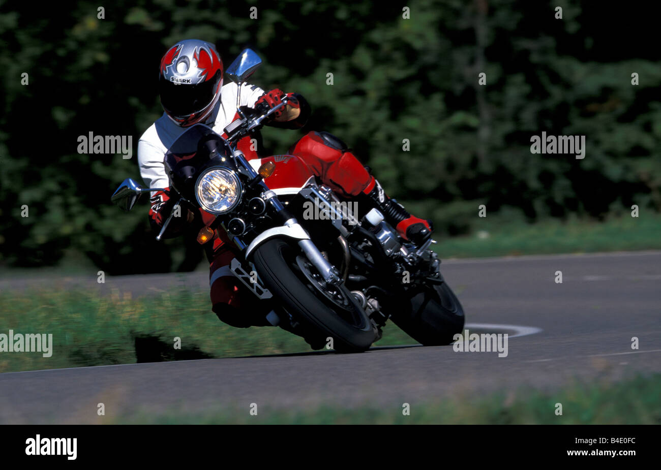 Cycle du moteur, moteur, cycle Rue Naked Bike, Honda CB 1300, rouge-blanc, l'année de modèle 2003, conduite, incliné, position latérale Banque D'Images