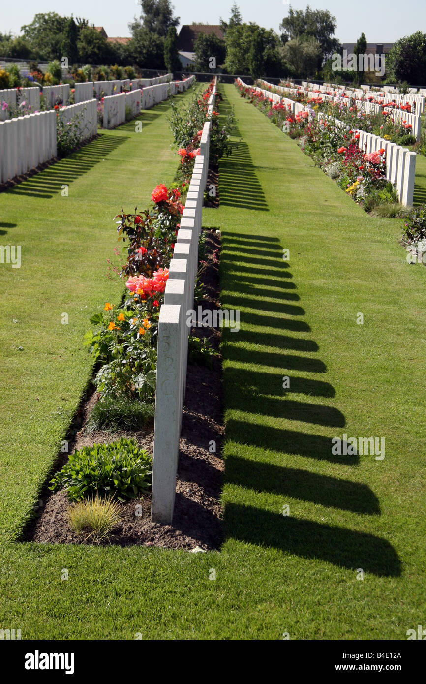 Voir l'ensemble de pierres tombales dans le cimetière de Tyne Cot du Commonwealth à Zonnebeke, Belgique. Banque D'Images