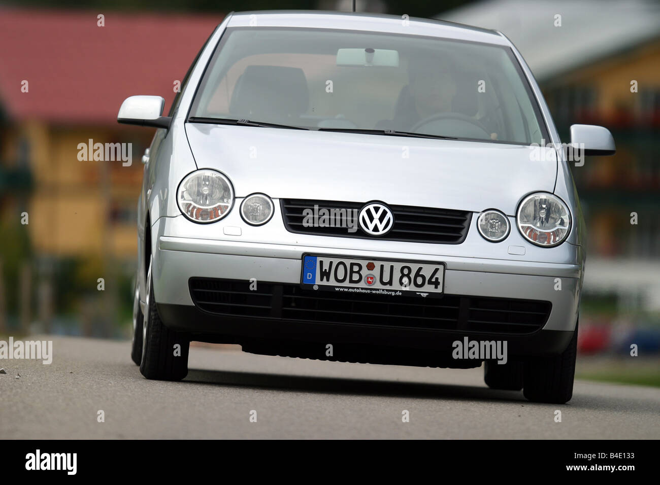 Voiture, VW Volkswagen Polo 1.4 TDI, petite env., de limousine, de  l'argent, l'année de modèle 2002-, la conduite, la diagonale de l'avant,  frontal v Photo Stock - Alamy