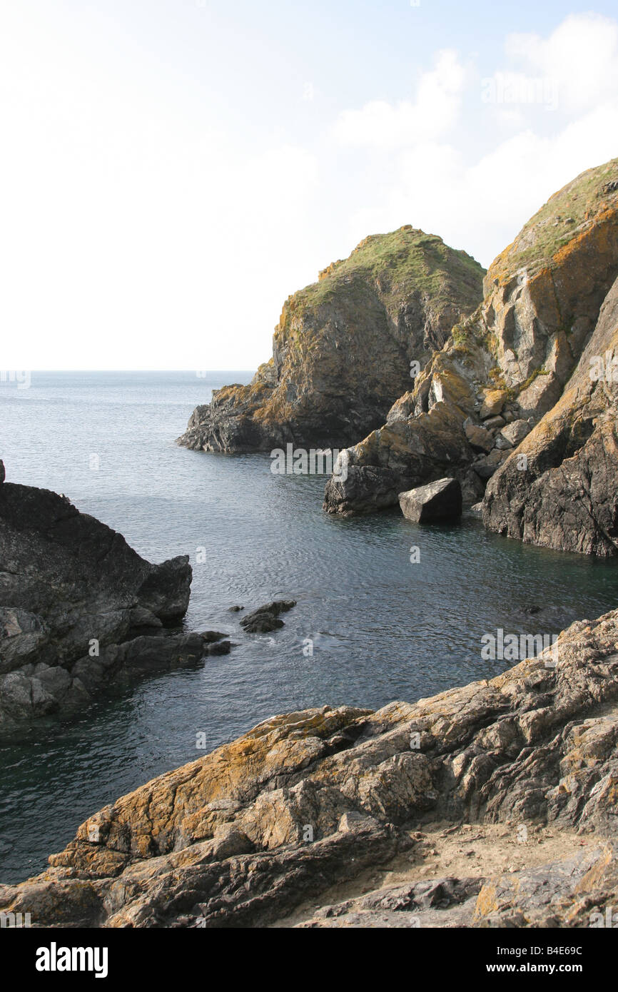 Des falaises rocheuses à Cornwall Banque D'Images