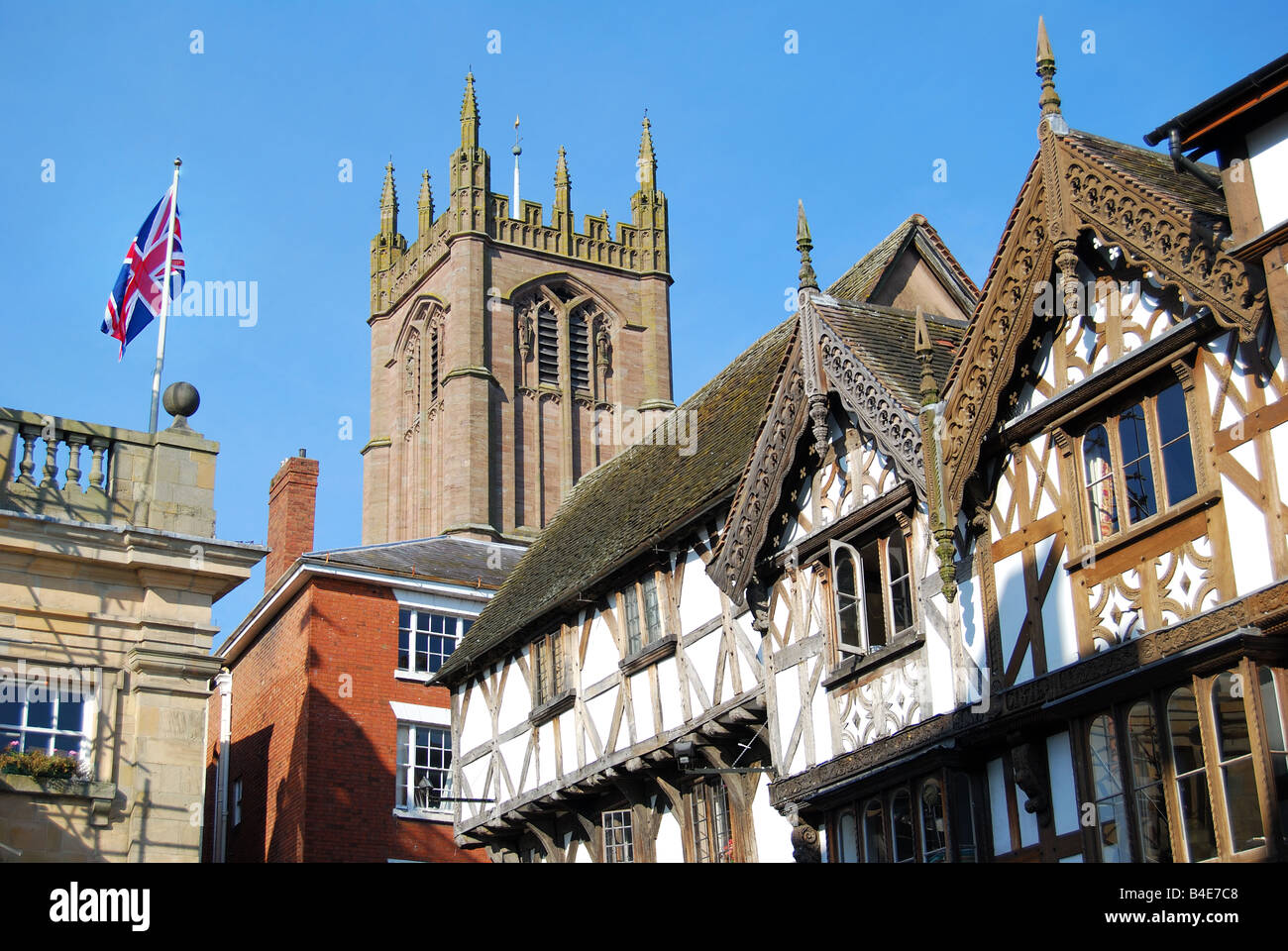 Tudor house façades et clocher de l'église St.Laurence, rue Large, Ludlow, Shropshire, Angleterre, Royaume-Uni Banque D'Images