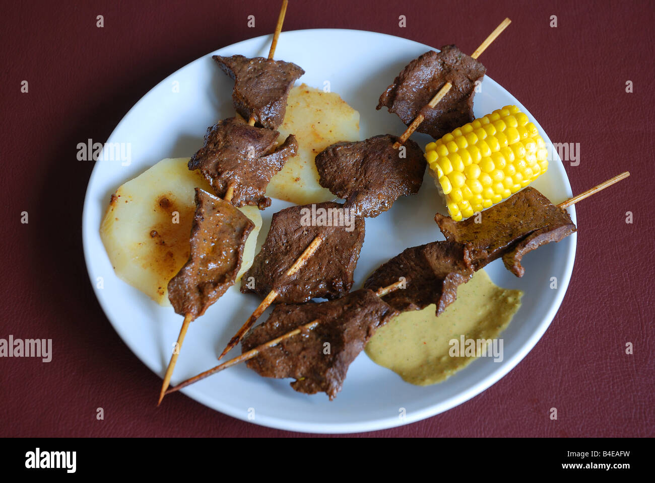 'Anticucho', l'Amérique du Sud populaires plat fait de petits morceaux de cœur de bœuf grillé brochette. Banque D'Images