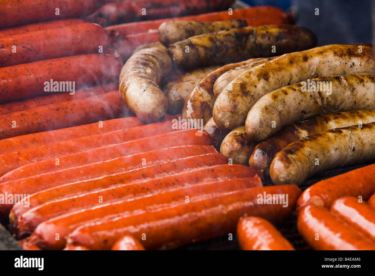 Hot-dogs par cuisson par un vendeur à l'Abbott Kinney Venise Festival Los Angeles County California United States of America Banque D'Images