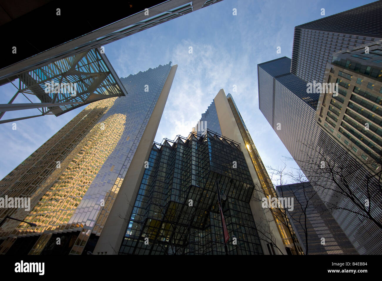 Réflexions sur la façade des bâtiments modernes dans le quartier financier du centre-ville de Toronto, Ontario, Canada. Banque D'Images
