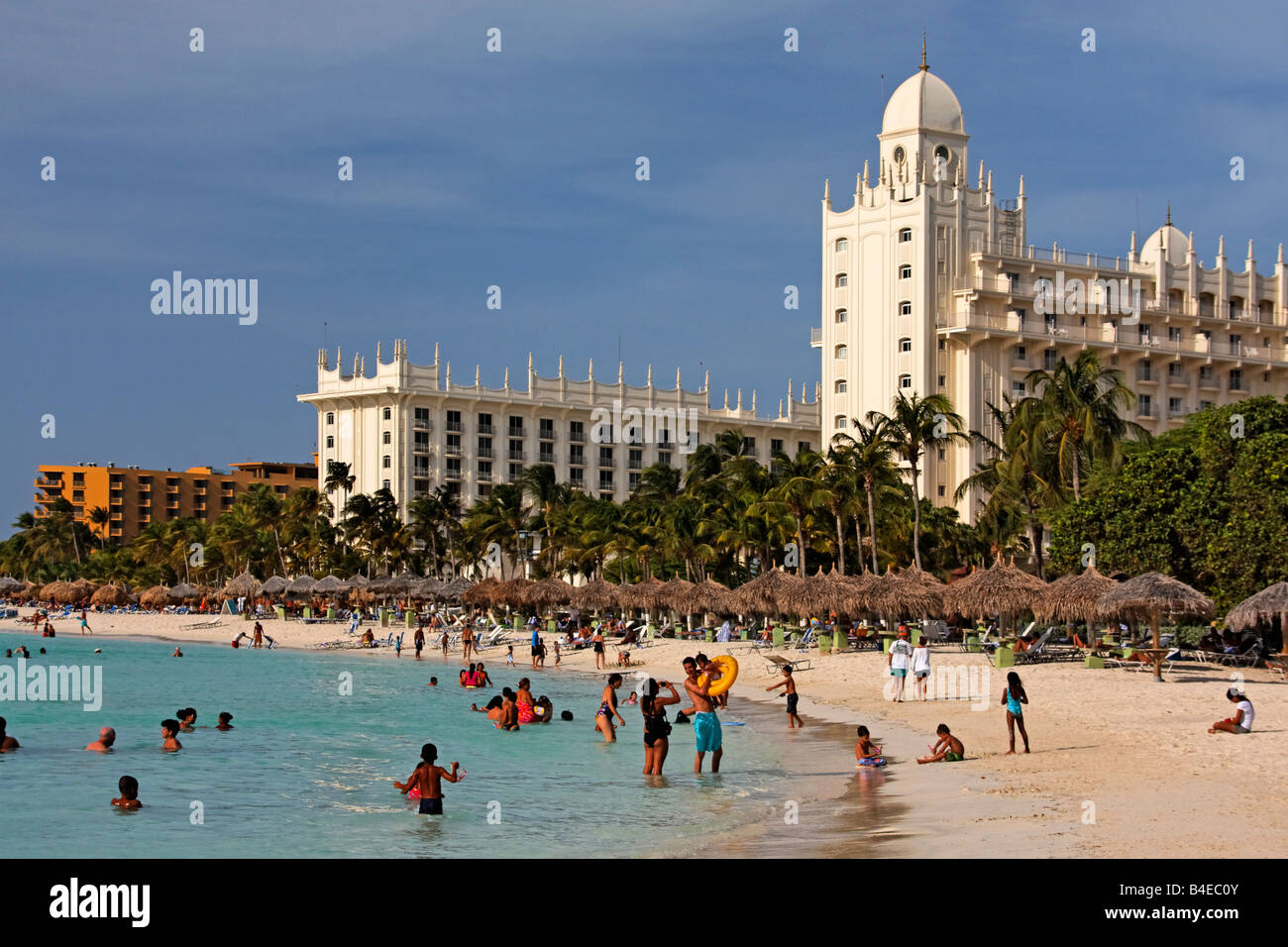 Palm Beach Aruba Antilles néerlandaises Antilles Amérique centrale de la population locale à la plage le dimanche Riu Hotel Casino Banque D'Images