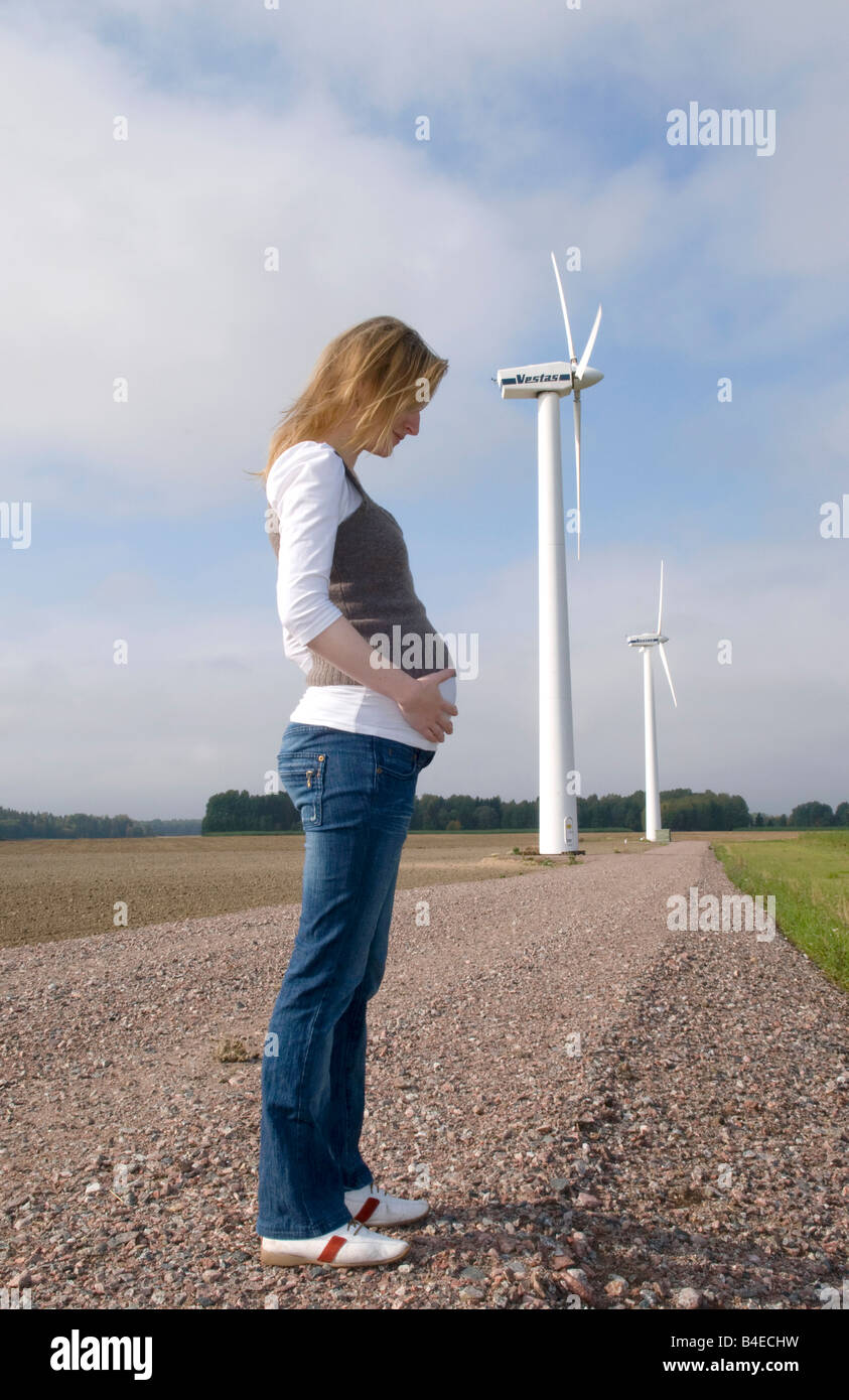 Jeune femme enceinte par un vent permanent power station Banque D'Images