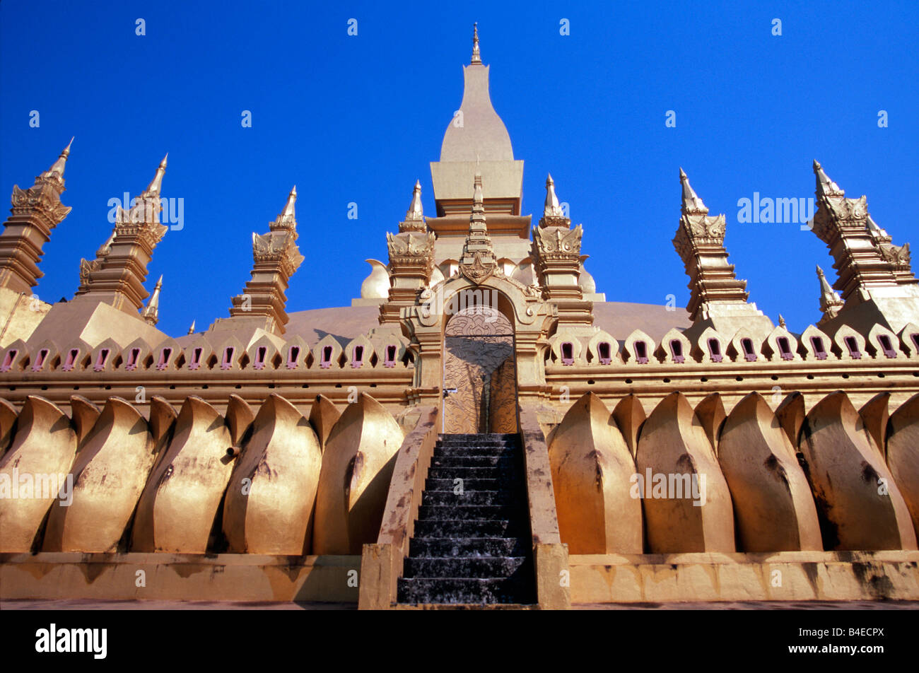 Monument religieux le plus important au Laos, le Pha That Luang temple doré est situé dans la capitale de Vientiane. Banque D'Images