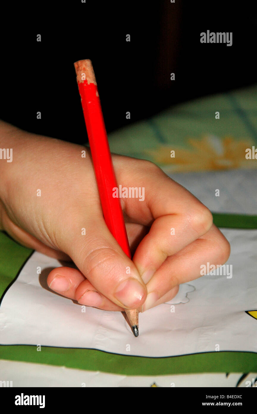 Une jeune fille avec un crayon en main commence à dessiner une image. Banque D'Images