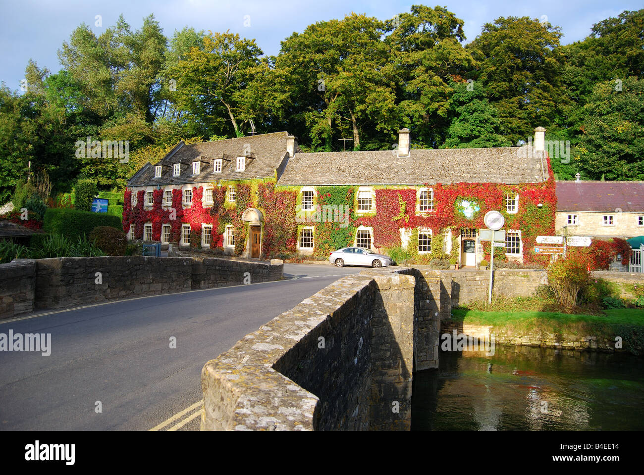 Pont sur la rivière Coln en automne, Bibury, Gloucestershire, Angleterre, Royaume-Uni Banque D'Images