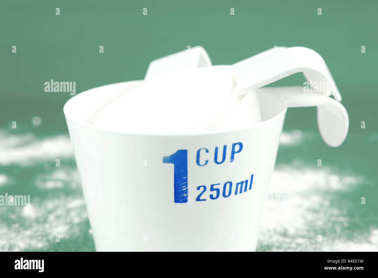 Tasses à mesurer isolé sur fond vert Banque D'Images