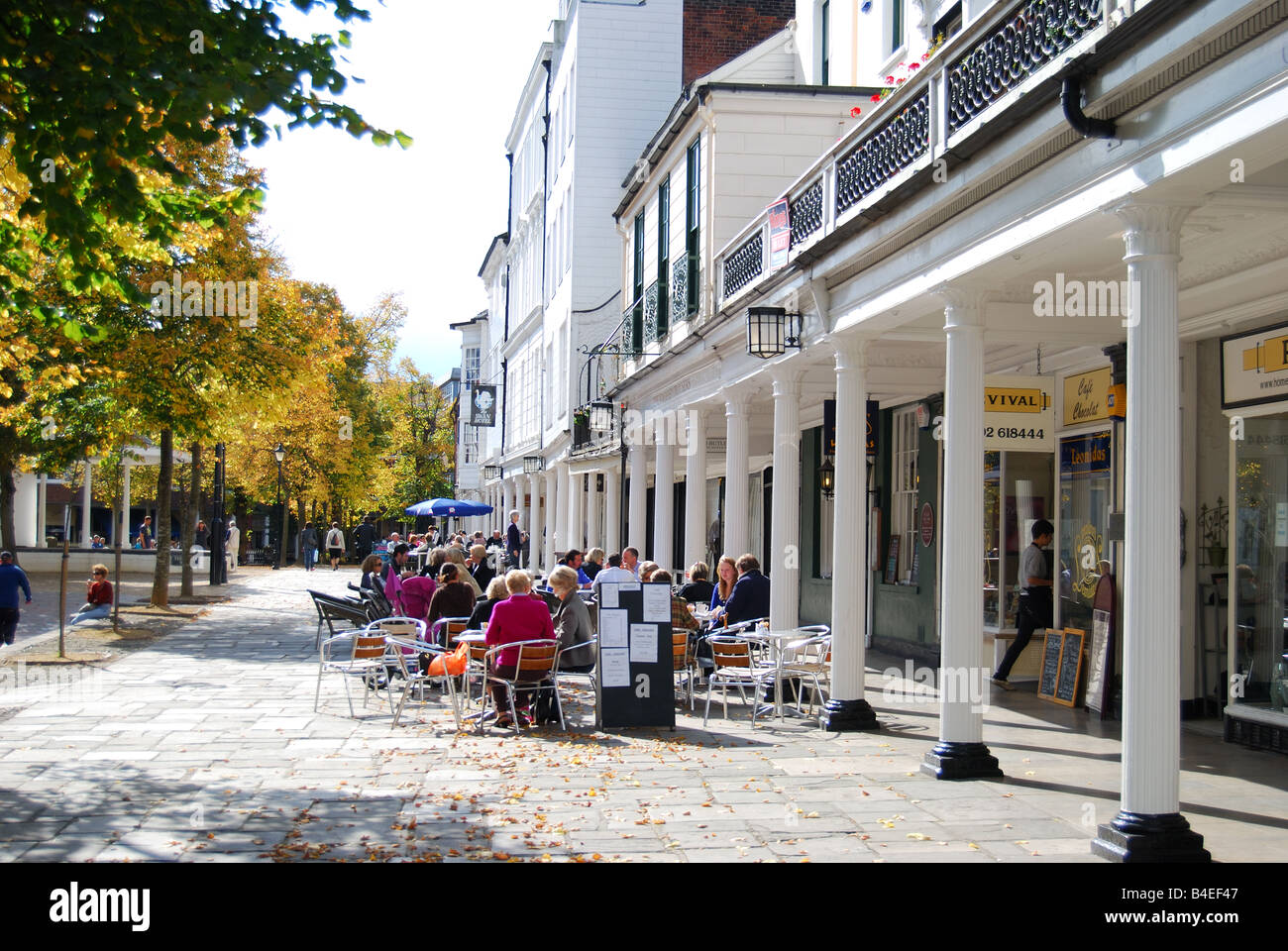 Boutiques et restaurants, les Pantiles, Royal Tunbridge Wells, Kent, Angleterre, Royaume-Uni Banque D'Images